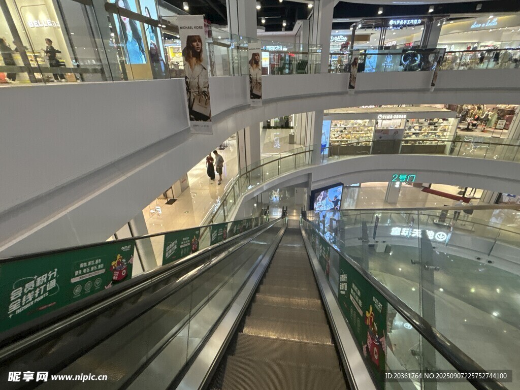 商场内的自动扶梯场景
