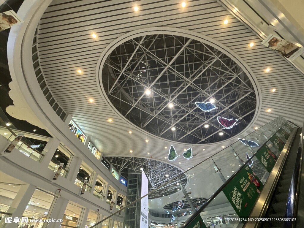 商场内部华丽穹顶景观