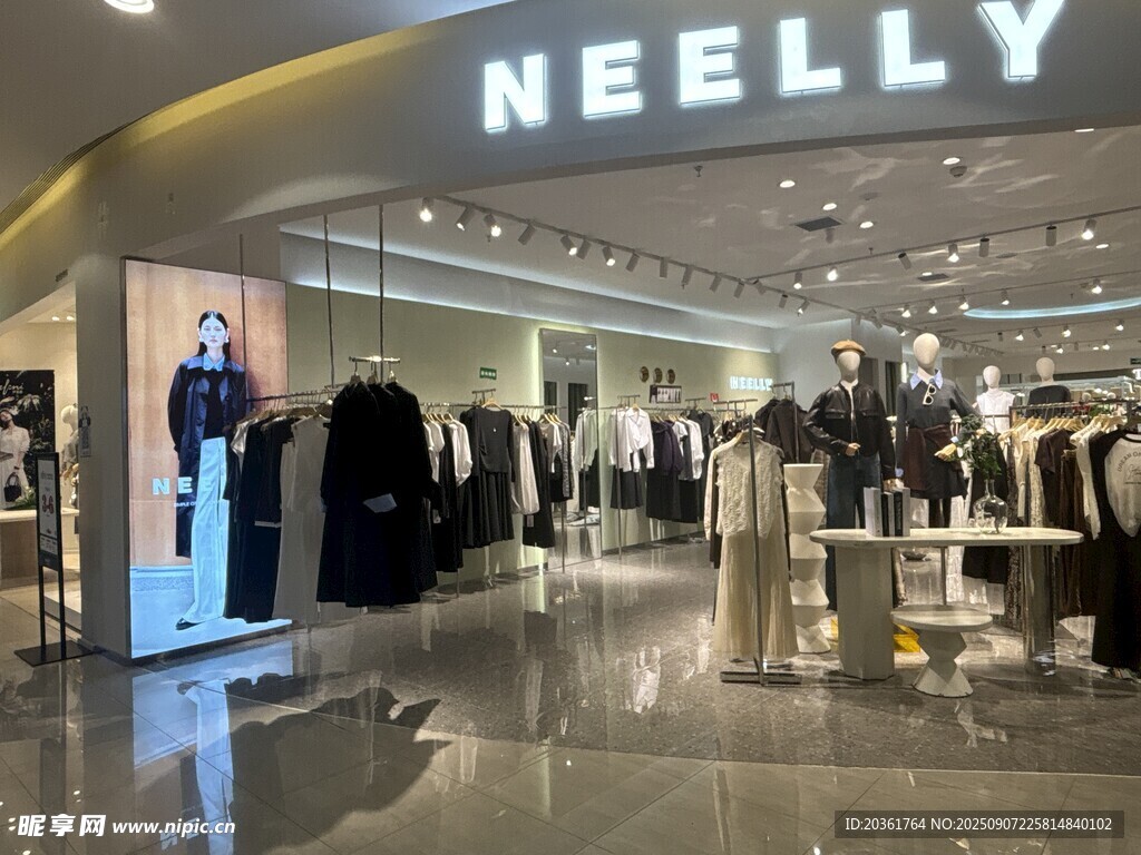 时尚品牌NELLY服装店陈列