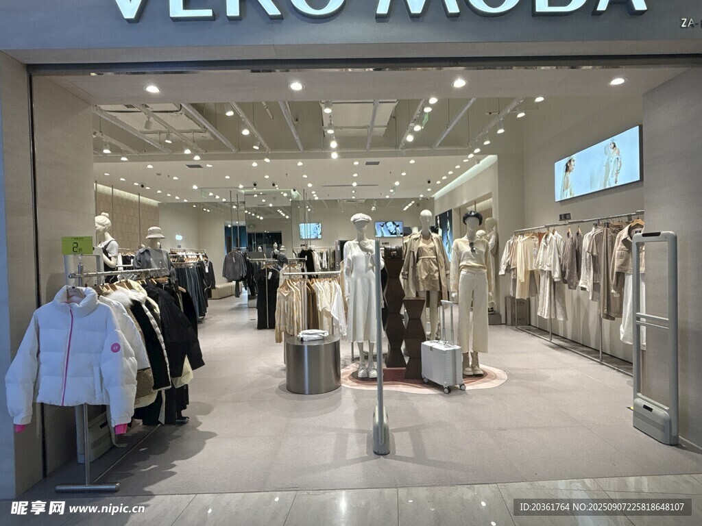 时尚服装店内部陈列展示