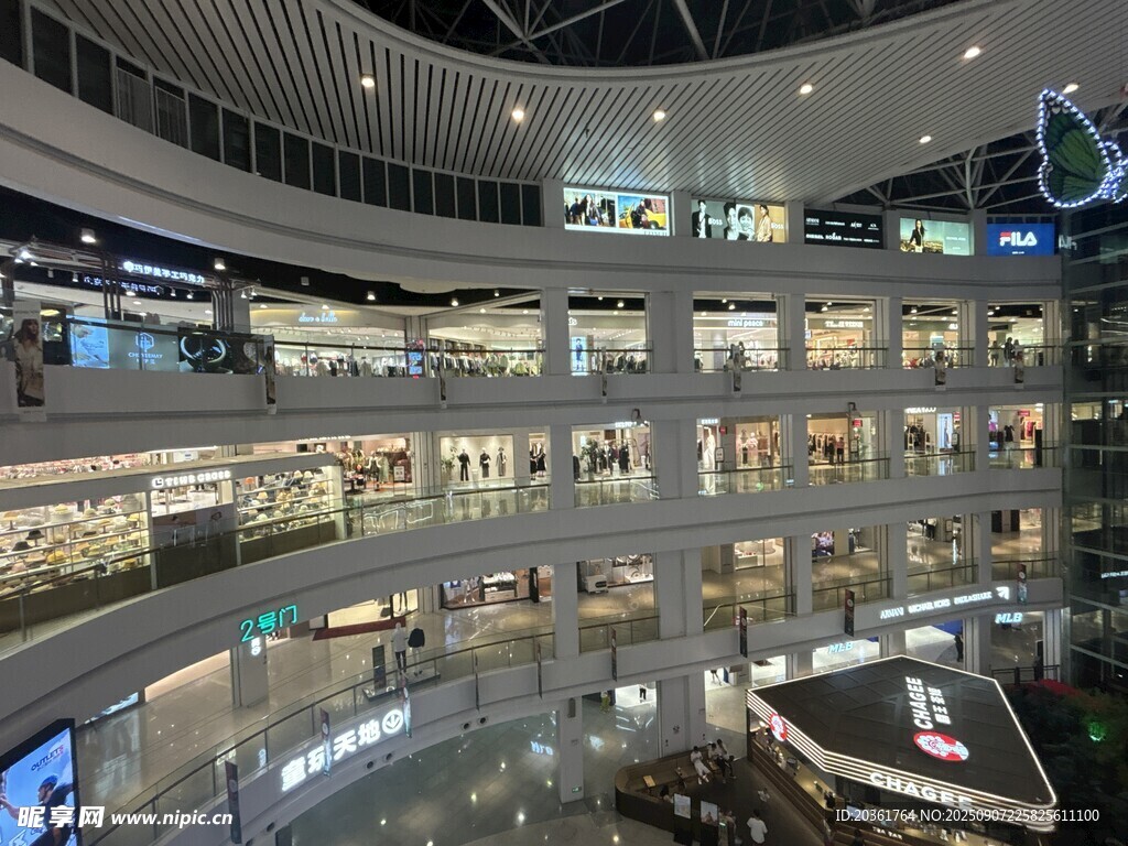 繁华商场内部全景