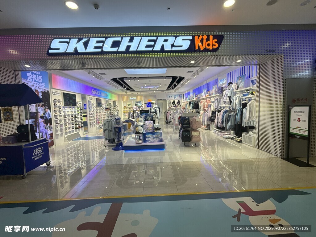 斯凯奇店铺内景展示