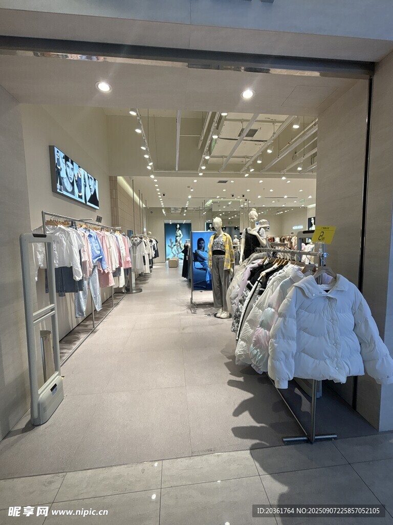 时尚服装店内部陈列展示