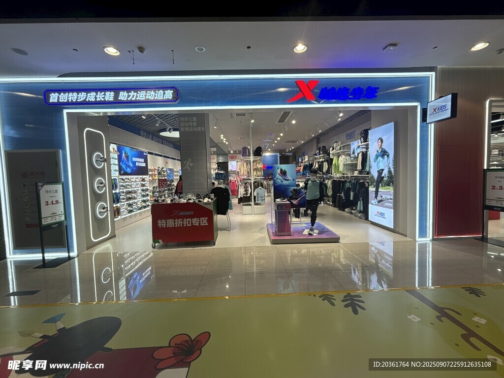 商场内的品牌店铺场景