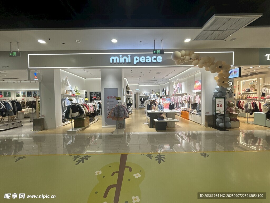 时尚鞋店内部陈列展示