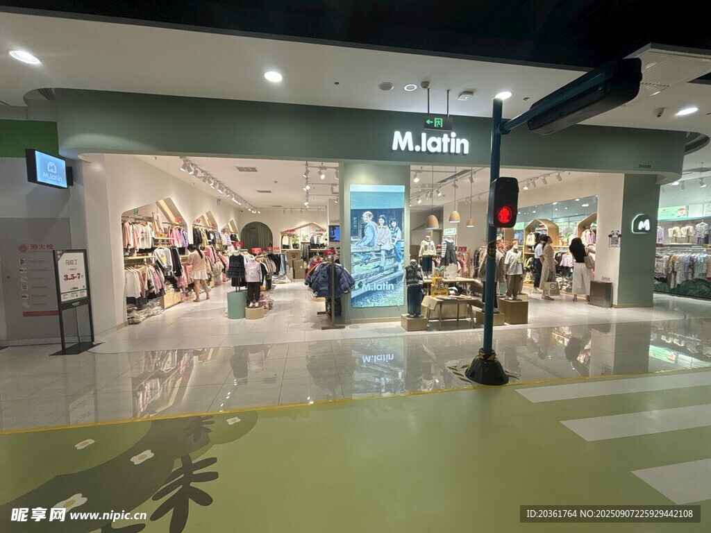 商场内的品牌店铺展示
