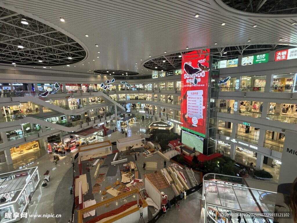 大型商场内部全景展示