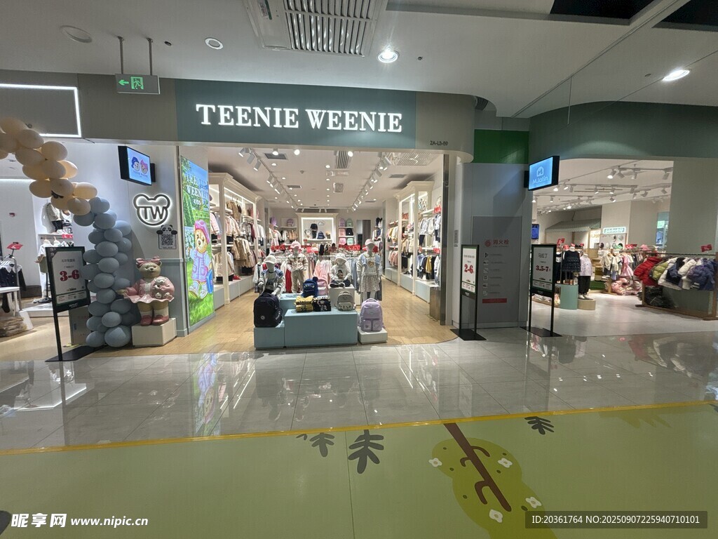 商场内的店铺