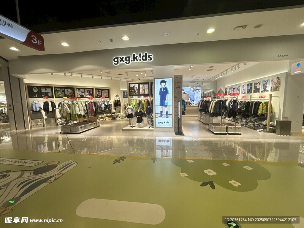 时尚品牌服装店内部场景