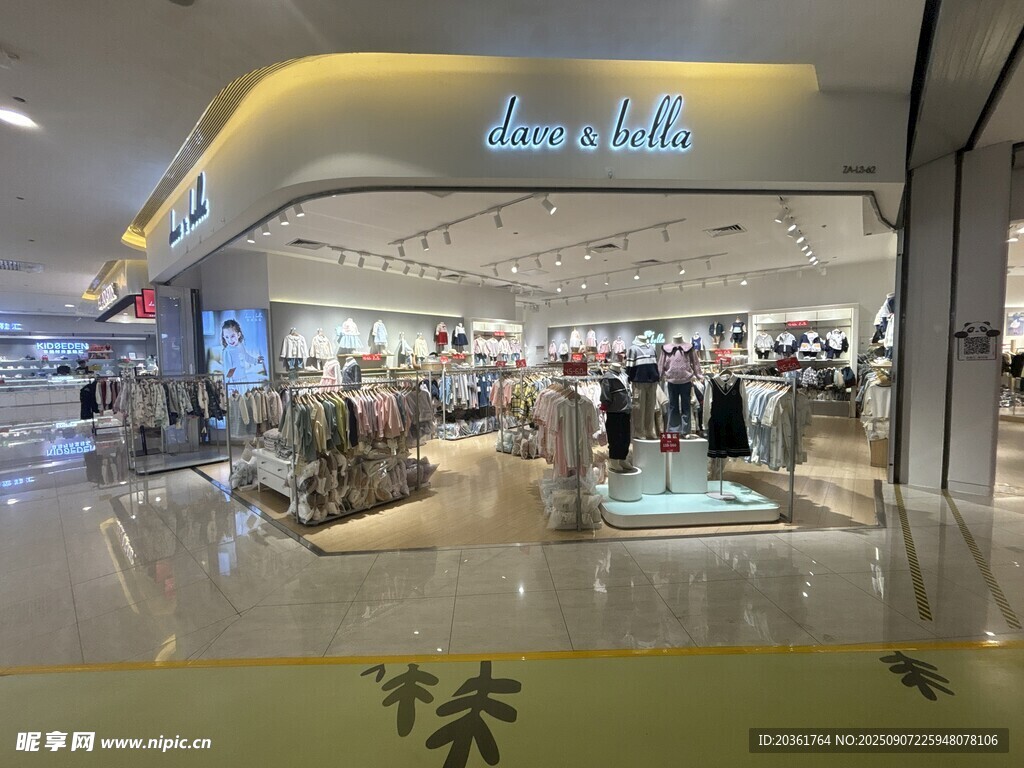 商场内的丹妮爱特服饰店