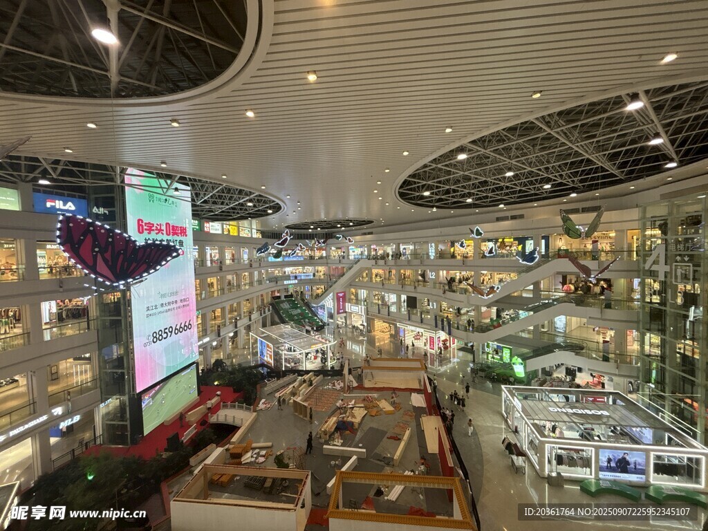 现代繁华商场内部景象