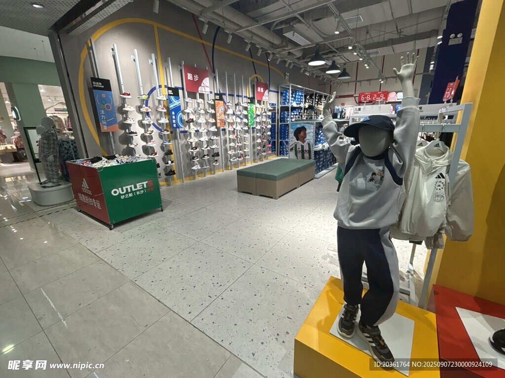时尚鞋店内景与模特展示