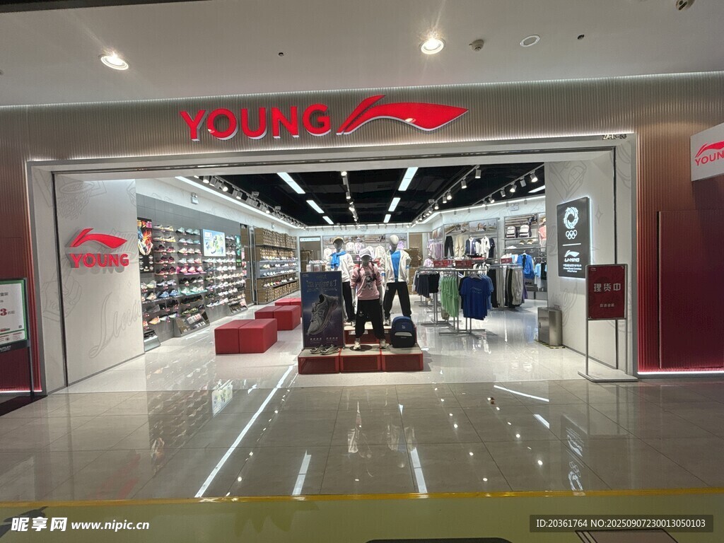 时尚服装店内部场景展示