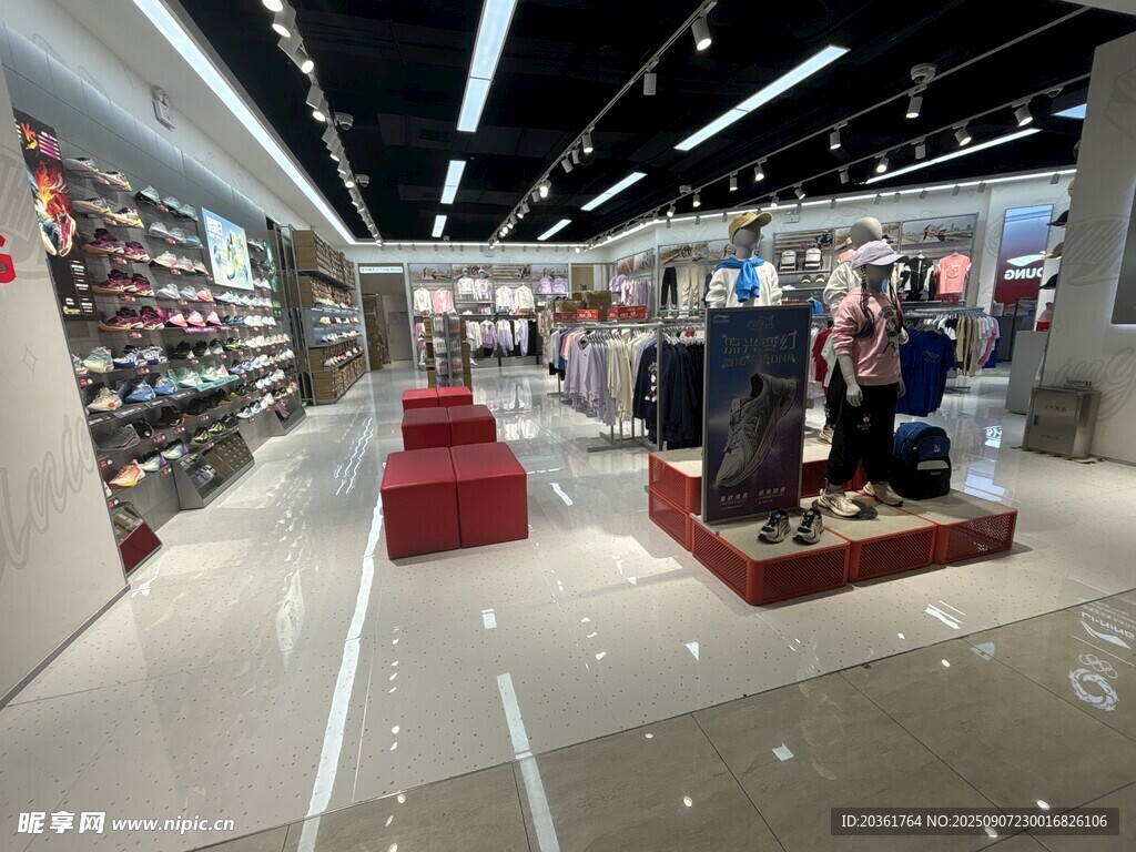 时尚服装店内部陈列展示