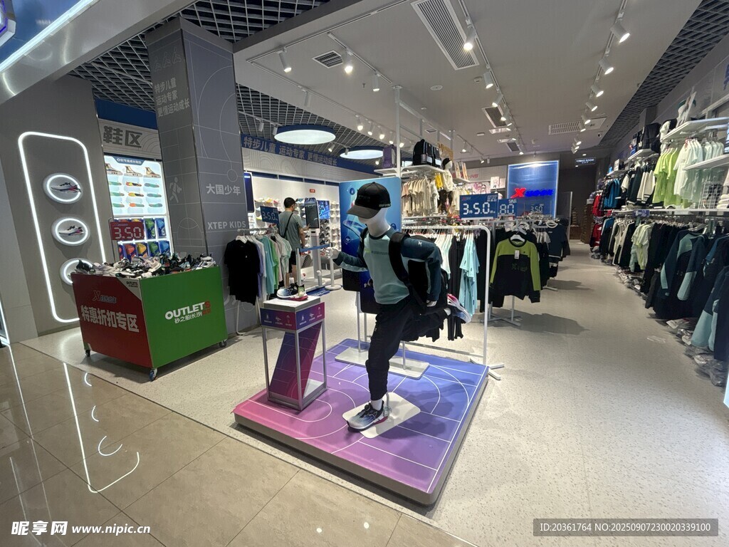 商场内时尚服饰展示区