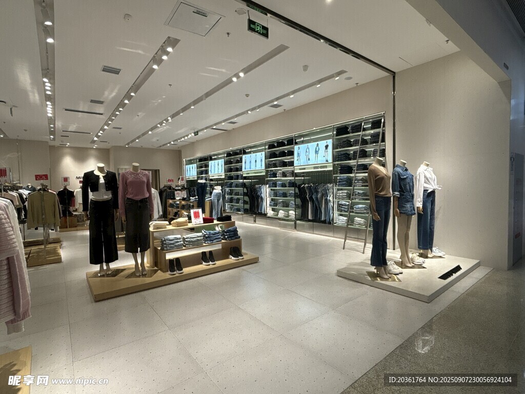 时尚服装店内部陈列展示
