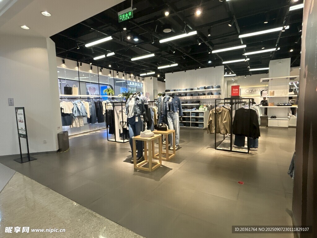 时尚服装店内部陈列场景