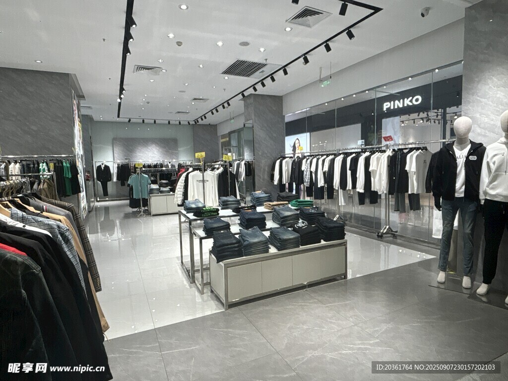 时尚服装店内部陈列展示