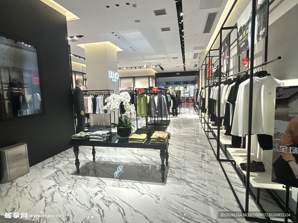时尚服装店内部陈列展示