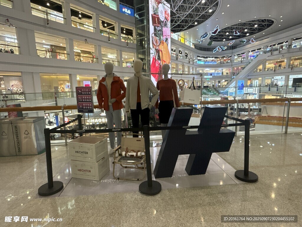 商场内的自助服务设备区域