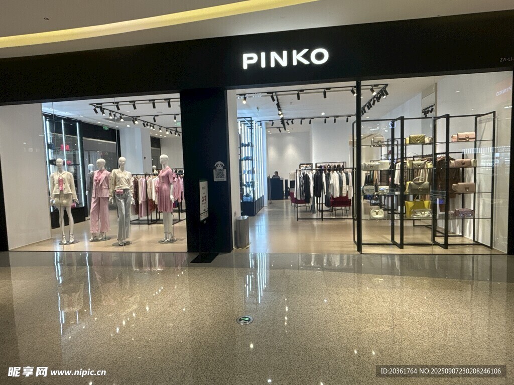 Pinko品牌店铺内景展示