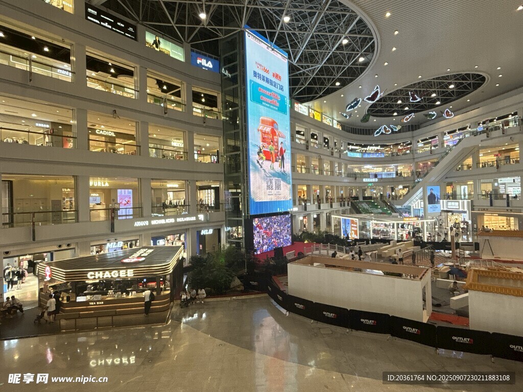繁华商场内部全景