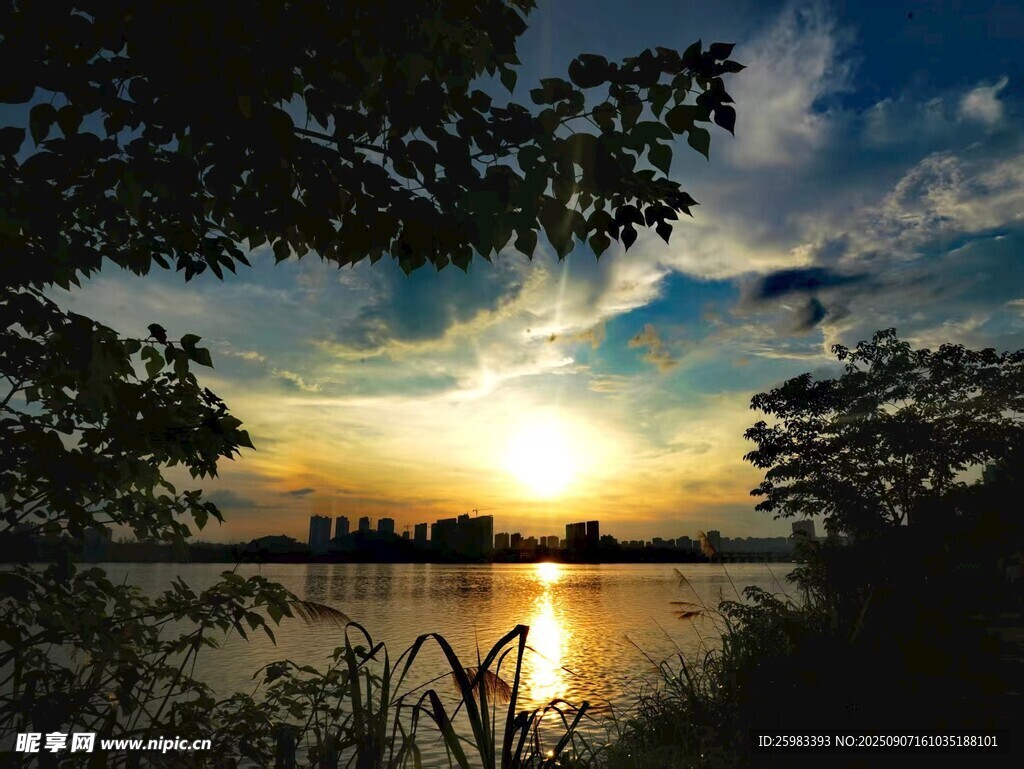 湖畔夕阳