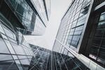 仰视现代摩天玻璃建筑群