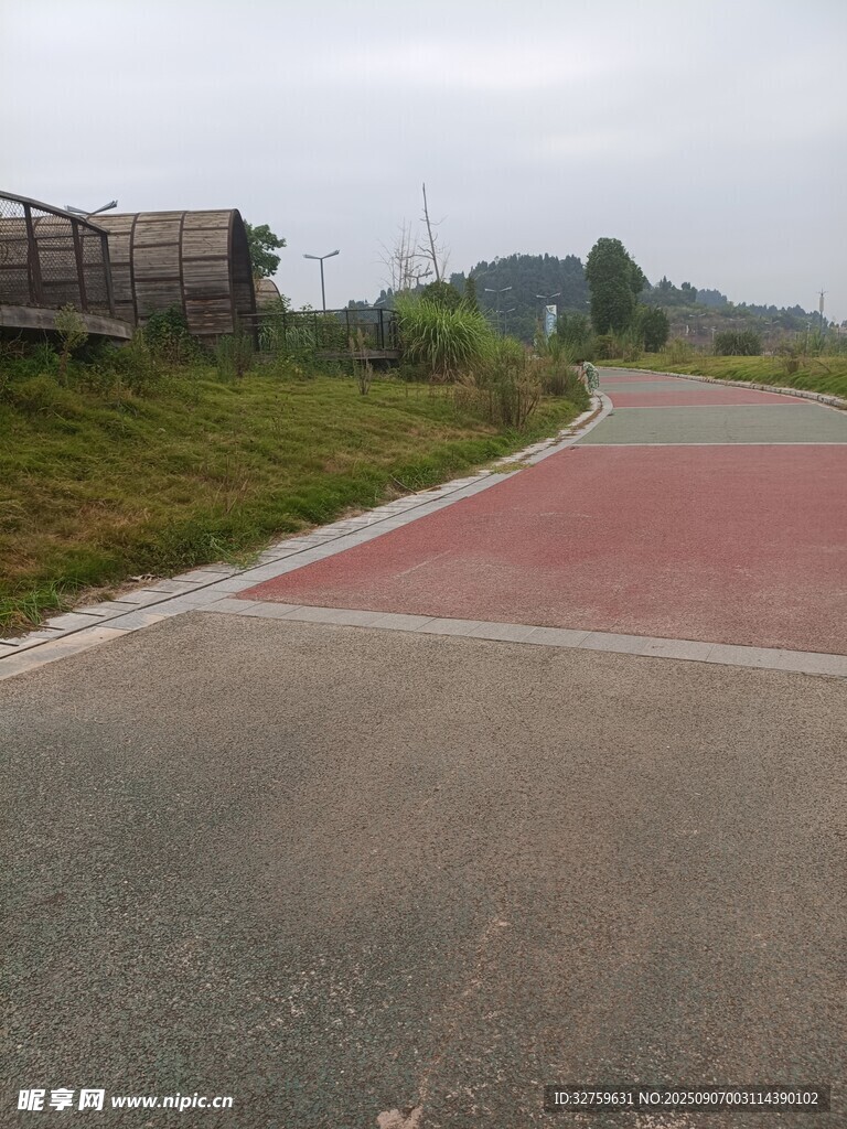 户外红色步道与周边景致