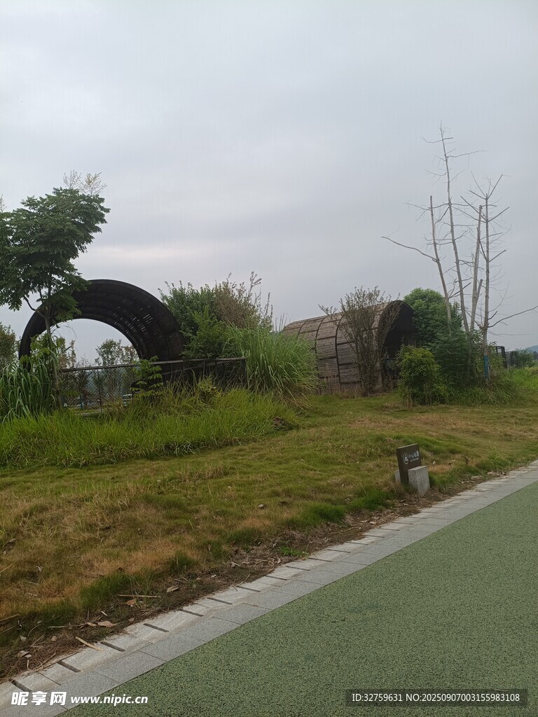 户外绿植景观与拱形造型