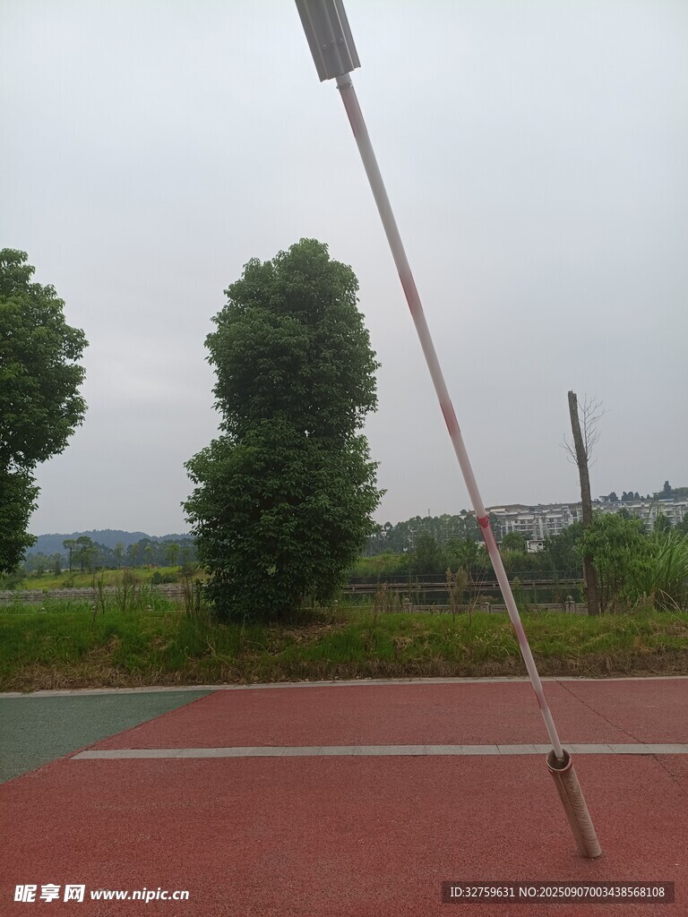 户外网球场及周边绿植