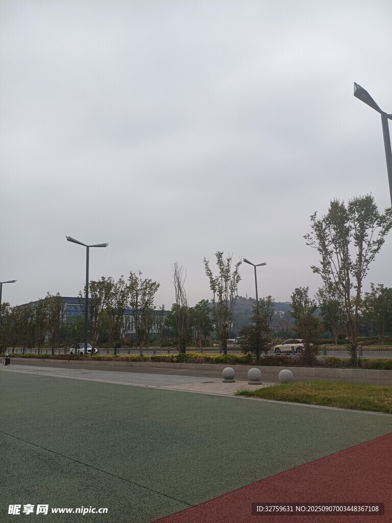 户外开阔的彩色道路场景