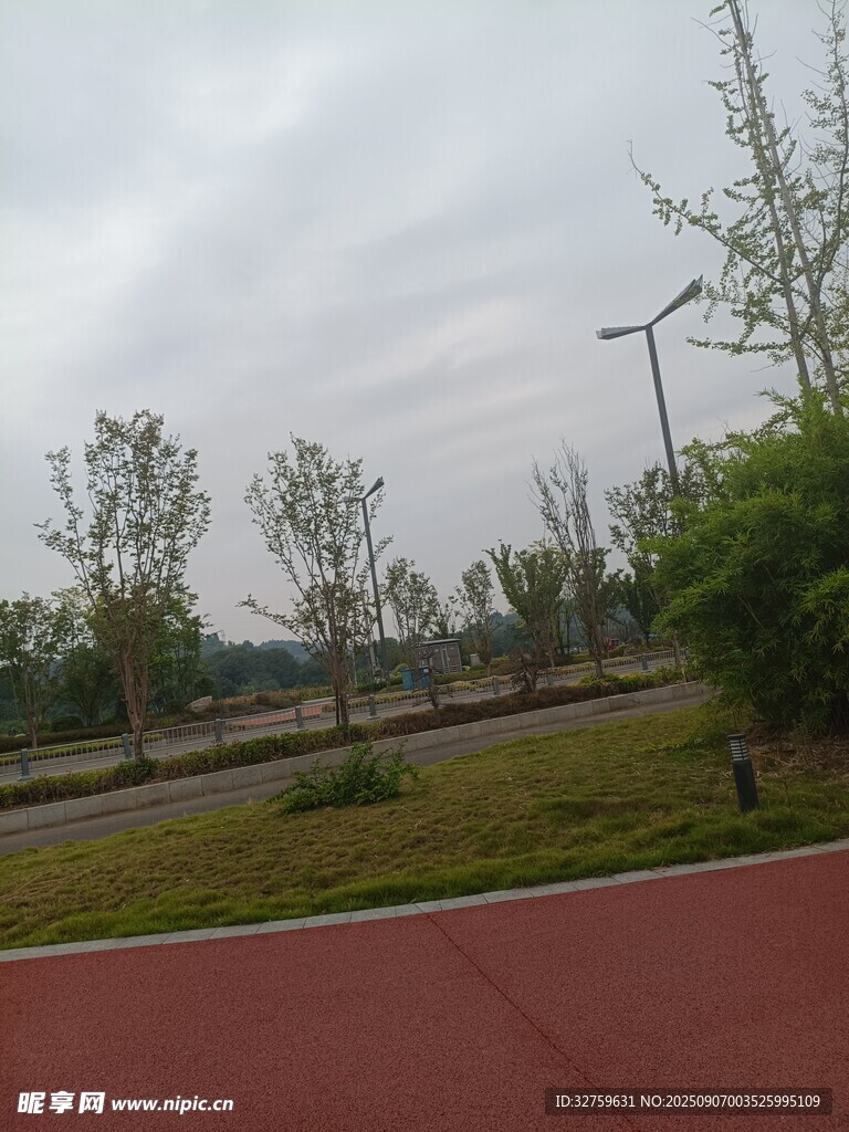 户外红色跑道与绿植景观