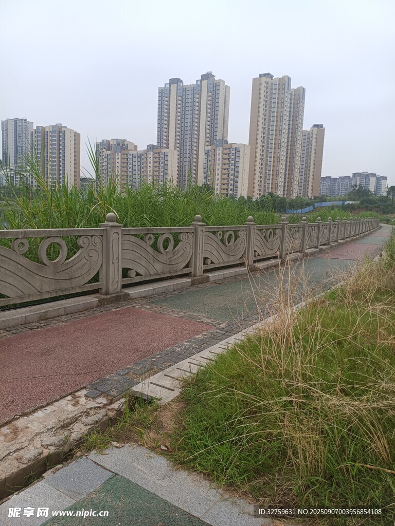 城市河畔景观步道