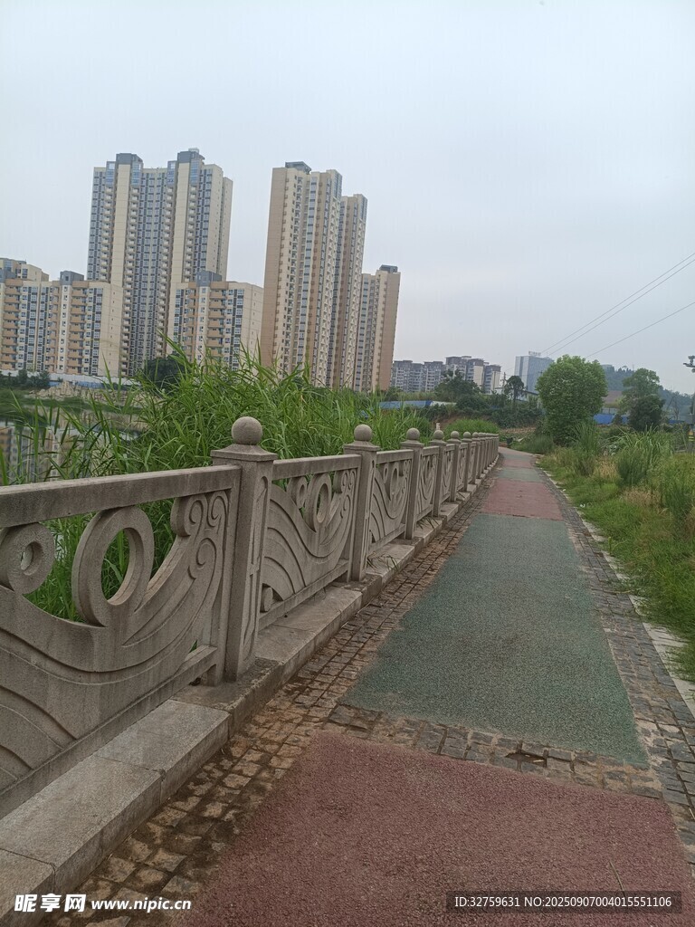 城市河畔步道与高楼景观