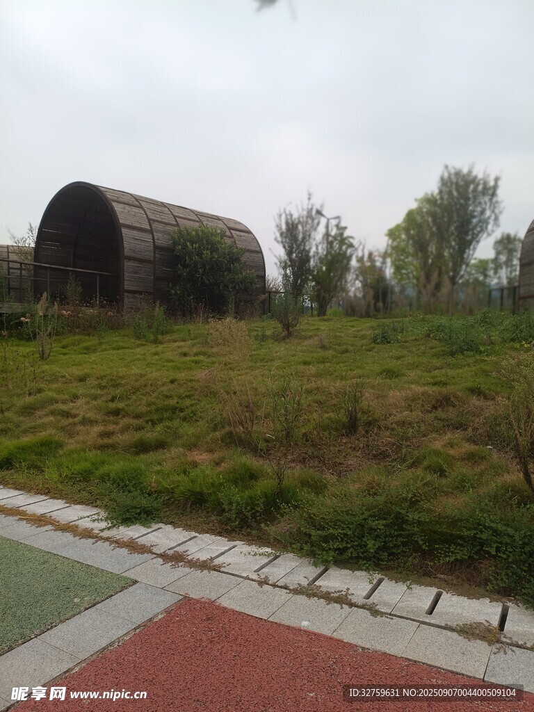 户外草地中的拱形建筑