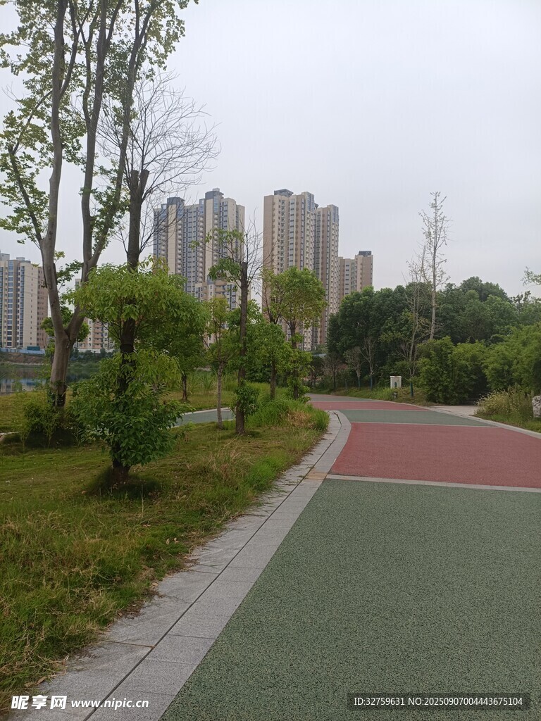 城市中的多彩休闲步道