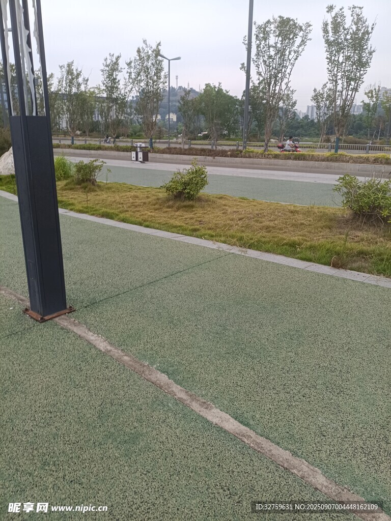 户外绿色步道及周边景致
