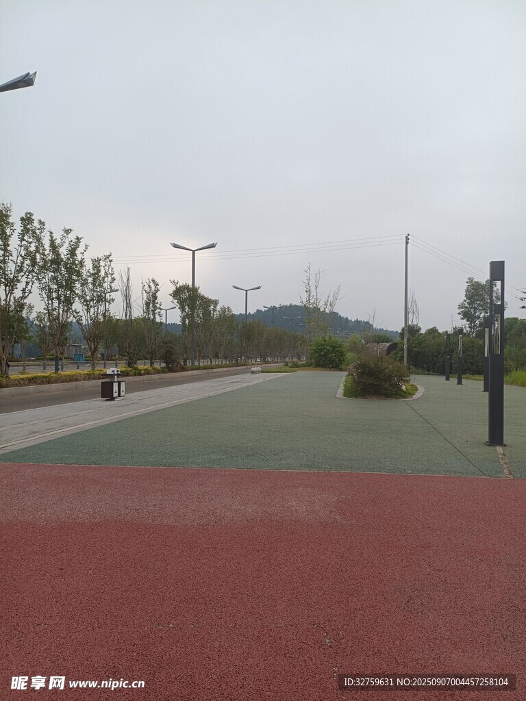 户外空旷的彩色运动场地