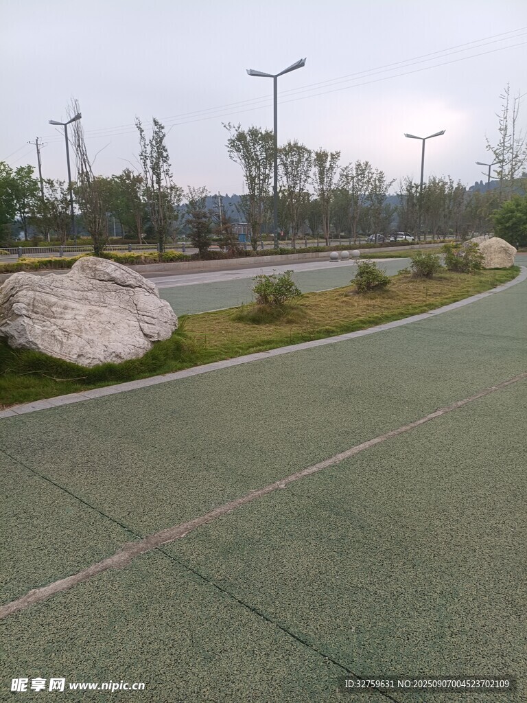 户外平坦的休闲运动场地