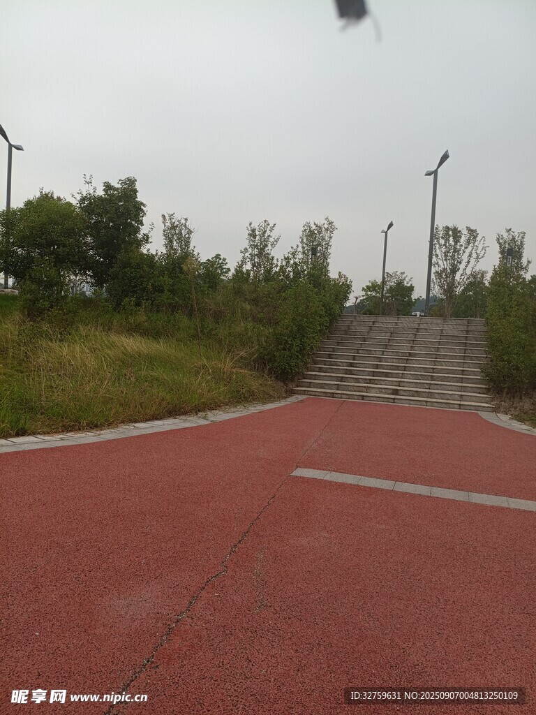 红色步道与周边景致