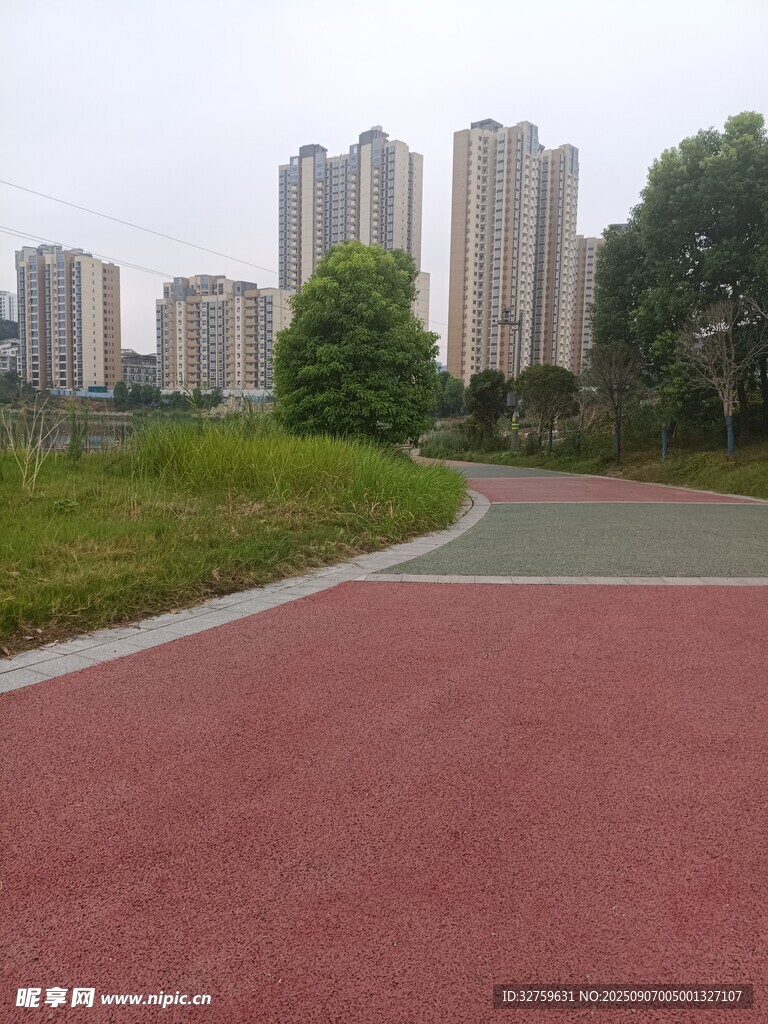 城市中的彩色步道景观