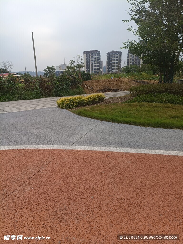 城市公园中的多彩步道