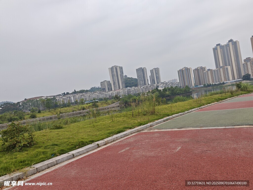 城市旁的彩色步道风景