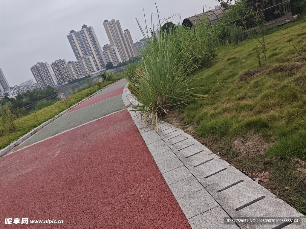 城市中的红色步道景观