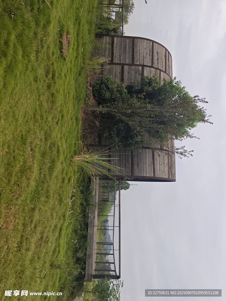 户外草地旁的建筑设施