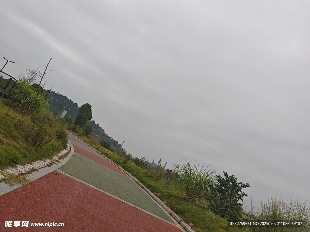 山间彩色骑行道风景