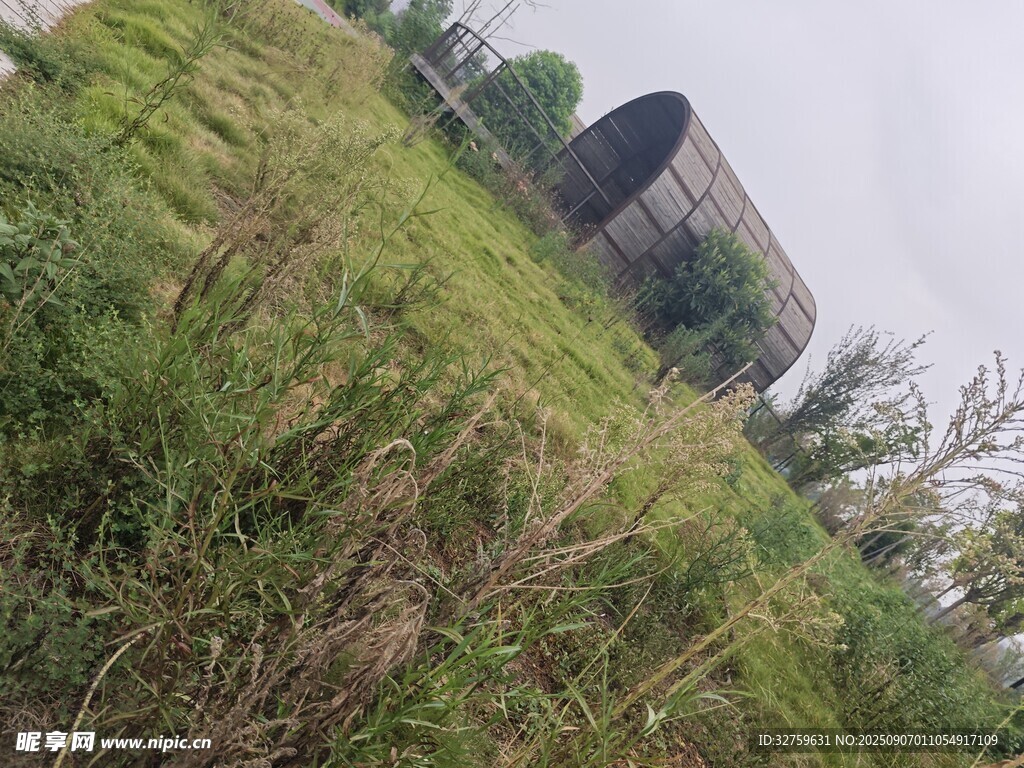 野外草地中的筒状建筑