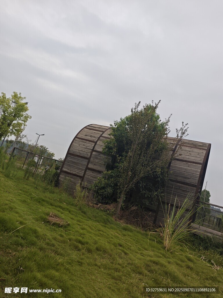 野外废弃圆顶建筑