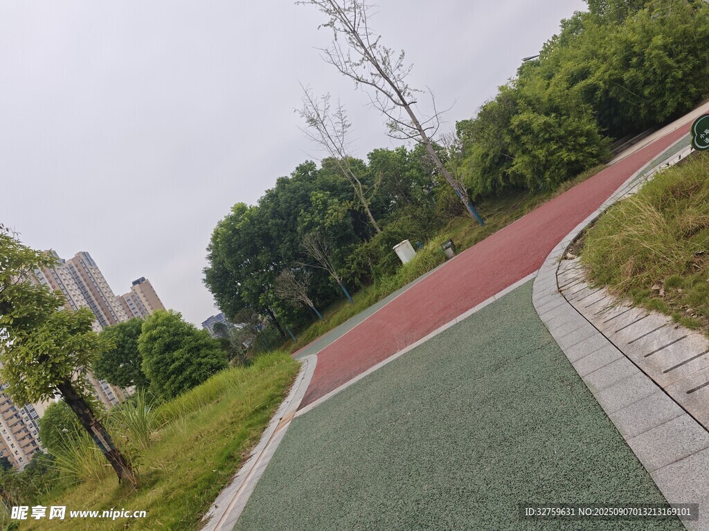 户外彩色跑道与绿植景观